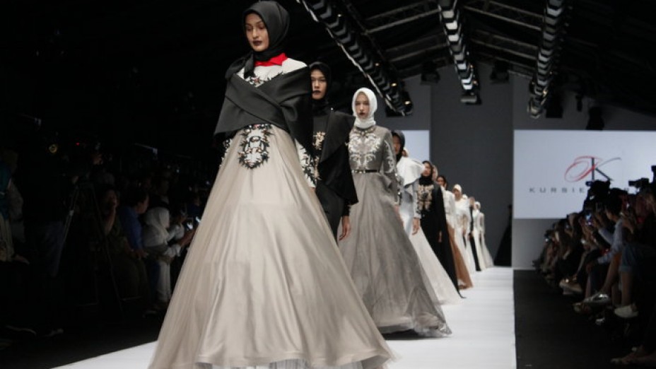 JFW 2017; Monochrome Never Gets Old for Elegance, Kursien Karzai