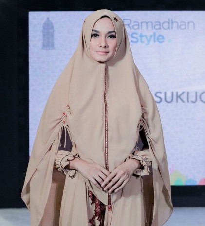 Motif Victorian Klasik Pada Koleksi Syar'i Lina Sukijo