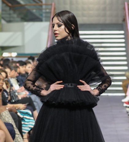 Selebrasi Fashion & Seni Burgonian dalam 'Infinito'