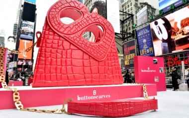 Instalasi Tas Raksasa 'Hold Me Bag' dari Buttonscarves di Times Square New York