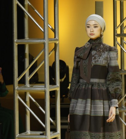 5 Desainer Mengolah Tenun Majalaya, Ciptakan Gaun Cantik Berkelas 