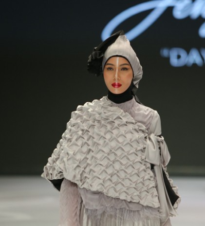 Inspirasi Dayak dengan Tampilan Mewah ala Jeny Tjahyawati