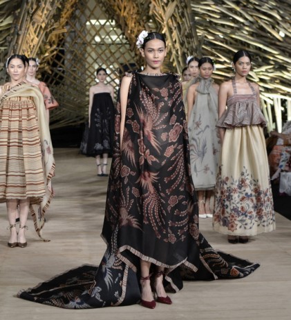 Mengekspos Batik dalam Sepotong Busana; Part One Edward Hutabarat