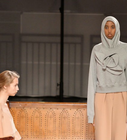 Presentasi Edeline Lee Untuk Wanita Berhijab dalam London Fashion Week SS 2018