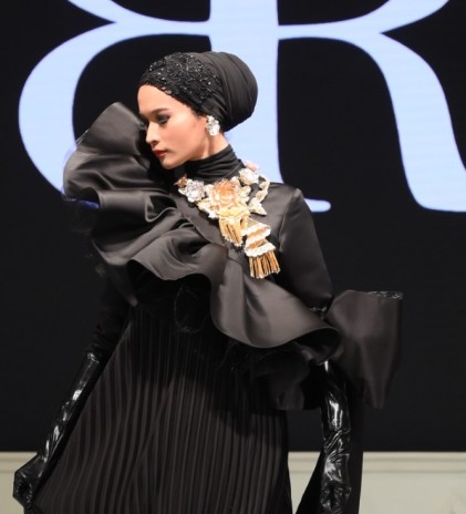 Tampilan Mewah Modest Wear Berpadu Perhiasan Emas