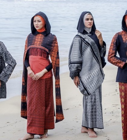 Ulos Tapanuli Berlatar Pelabuhan Laut Sibolga