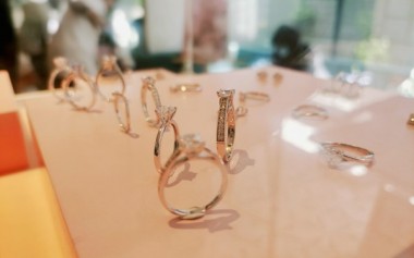 Beli Perhiasan Emas dan Berlian di Whizliz Mobile App