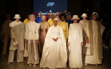 Buttonscarves Gandeng Supermodel Halima Aden di Runway Istanbul Modest Fashion Week 2024 (IMFW)