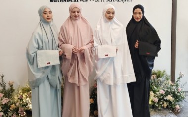 Fine Lace Prayer Robe, Kolaborasi Eksklusif Buttonscarves dan Siti Khadijah