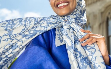 Halima Aden sebagai Ikon, The Crown Series Buttonscarves ini Wajib Dikoleksi! 