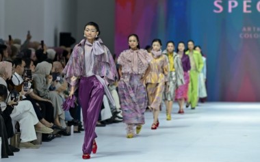 Heaven Lights, Artkea Colours & Ayu Dyah Andari bersama Berkat Makmur Textile di Panggung JFW 2025