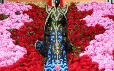 Instalasi bertema Spring Emperor & 10 Gaun Megah karya Desainer Indonesia ditampilkan di Senayan City