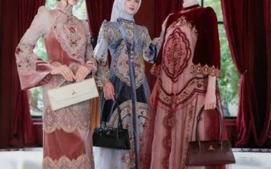 Instalasi Fashion Tema Puspa Menandai 15 Tahun Jenama Ayu Dyah Andari 