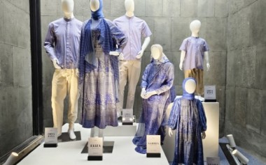 Kami. 'Orva Raya' yang Cantik dengan Motif Bunga Rain Lily  