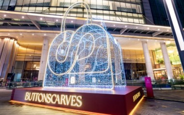 Kini Instalasi Joy Bag Buttonscarves Setinggi 6,6 Meter Berkilau di Senayan City