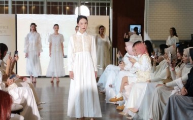 Paduan Renda serba Putih untuk Koleksi Baru Cotton In Lace