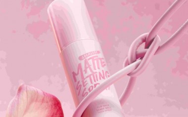 Tampilan Make Up Dewy atau Matte Tahan Lama dengan barenbliss Lock Look Setting Spray